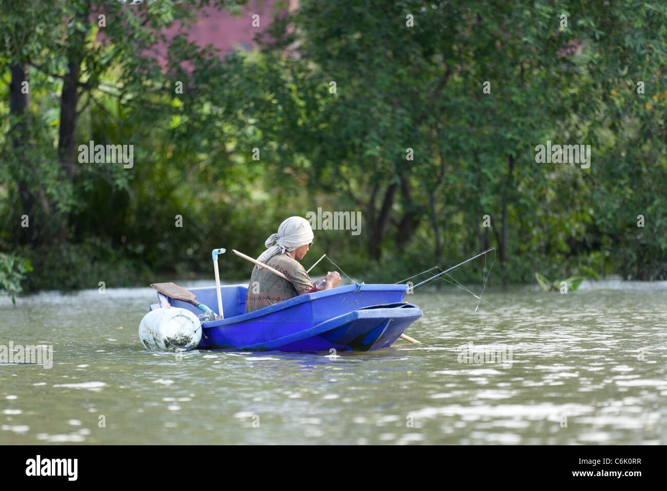 Fischer Boot in der Nähe großer Baum im Mae Klong Fluss, Amphawa, thailand Stockfoto