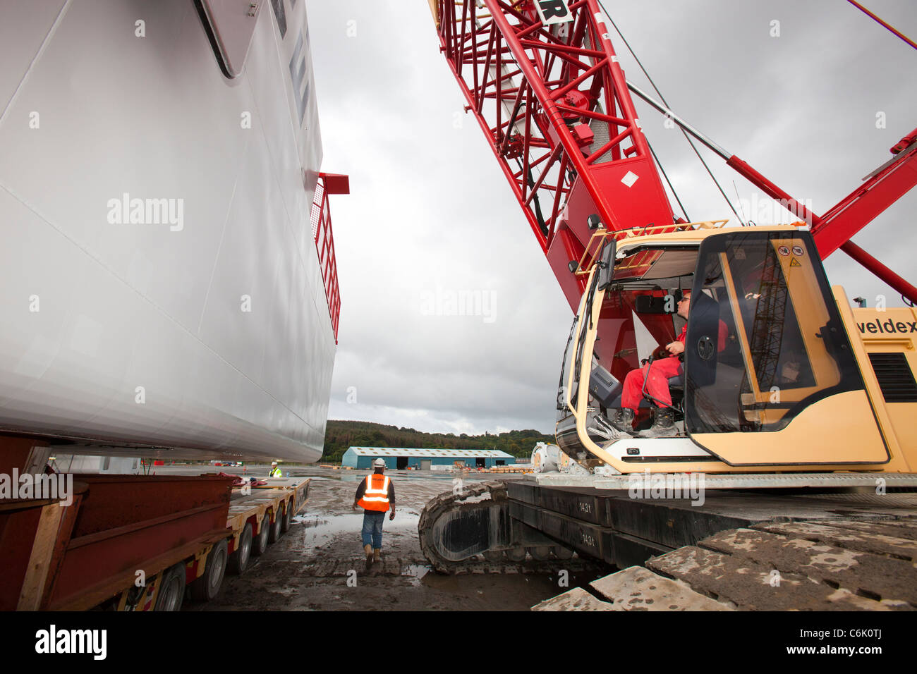 Arbeiter zu bewegen eine Wind-Turbine-Gondel in Mostyn Docks, Wales Stockfoto
