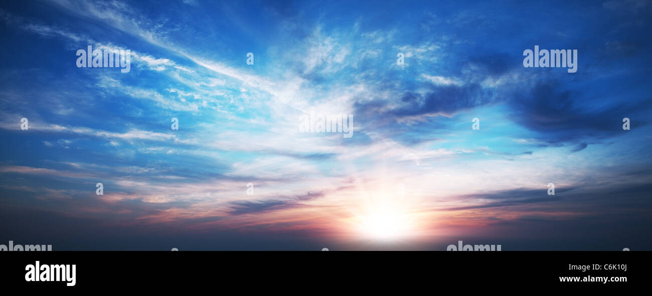 Erstaunlich, Sonnenuntergang, Panorama-Aufnahme in hoher Auflösung. Stockfoto