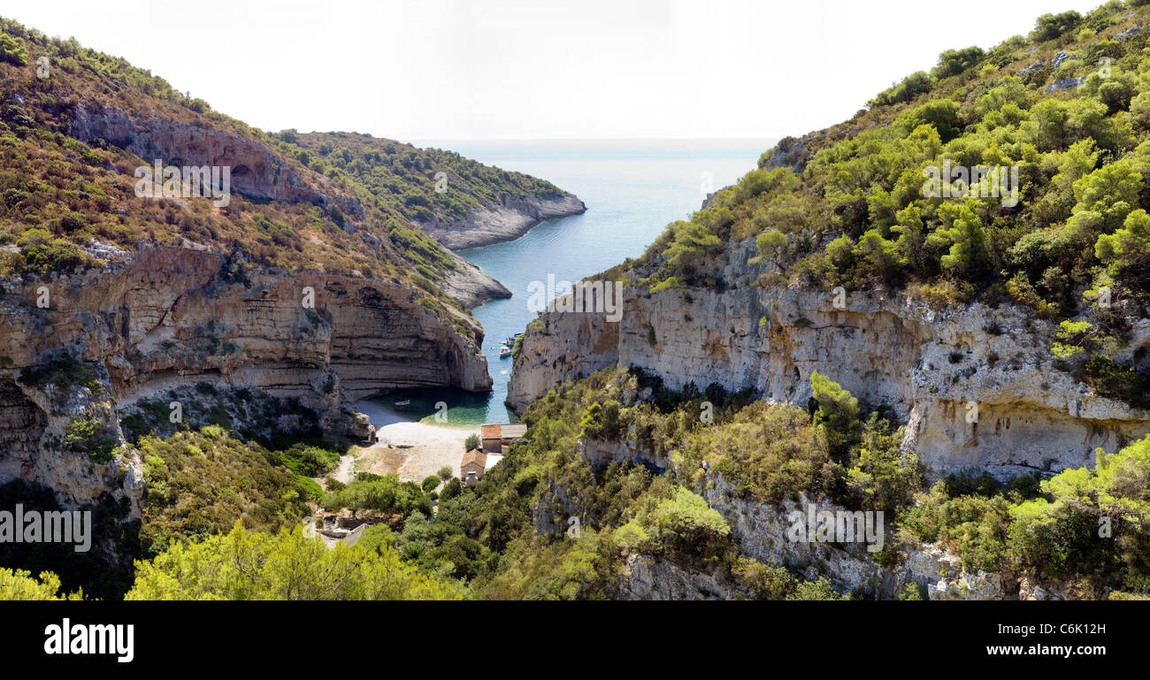 Panoramablick auf Bucht Stiniva, Insel Vis, Kroatien Stockfoto