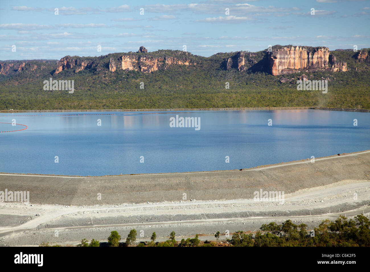 Bergematerial dam, Ranger-Uran-Mine, Kakadu-Nationalpark, Northern Territory, Australien - Antenne Stockfoto