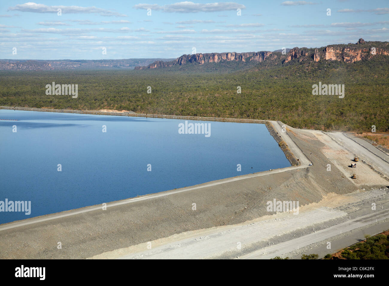 Bergematerial dam, Ranger-Uran-Mine, Kakadu-Nationalpark, Northern Territory, Australien - Antenne Stockfoto