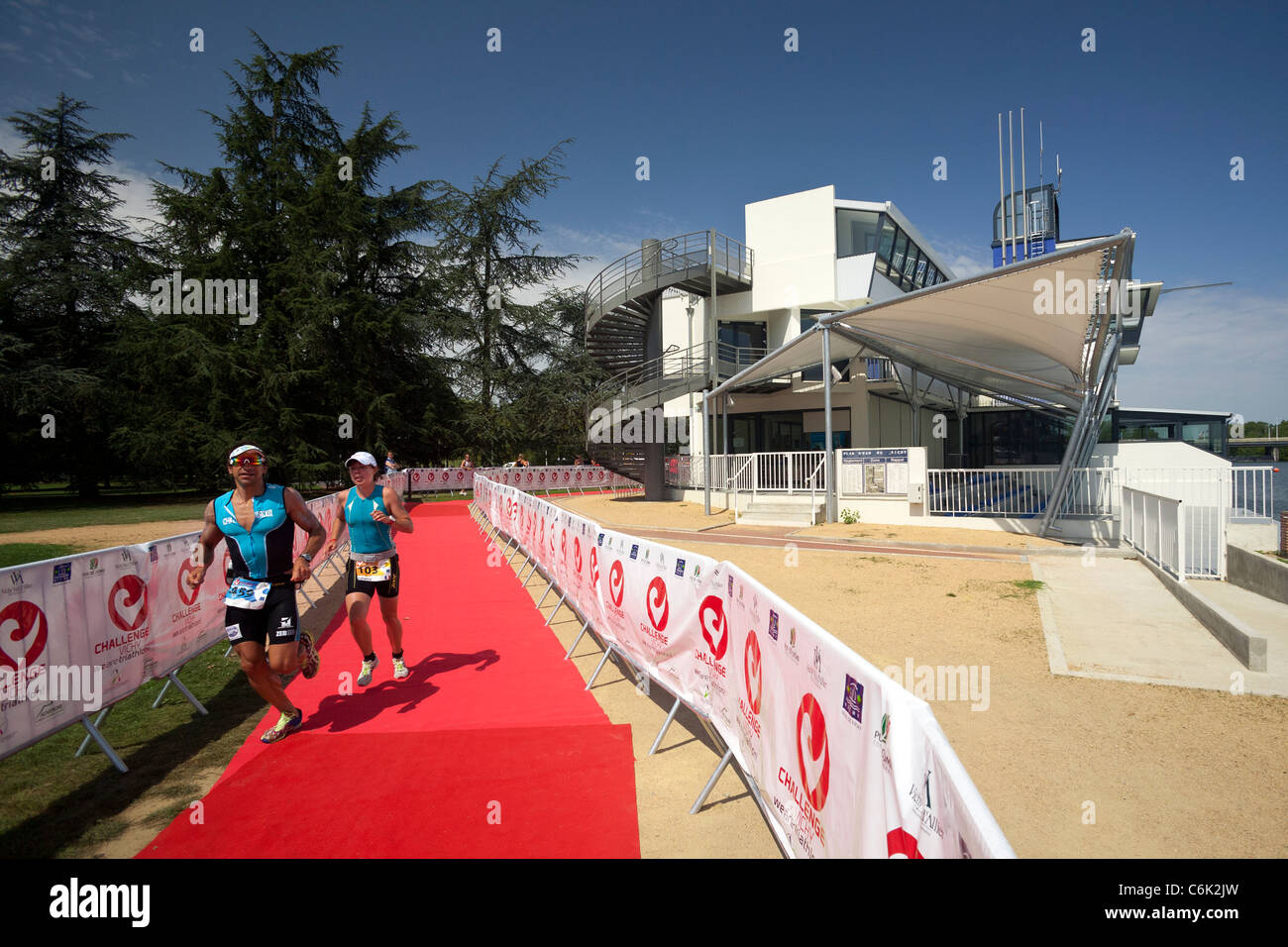 Die Französin Juliette BENEDICTO, kam im zweiten der Challenge Vichy Triathlon 2011. Stockfoto