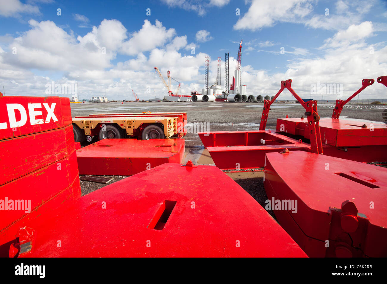 Wind Turbine Teile und Kran Gewichte an den Docks in Mostyn, Wales. Stockfoto