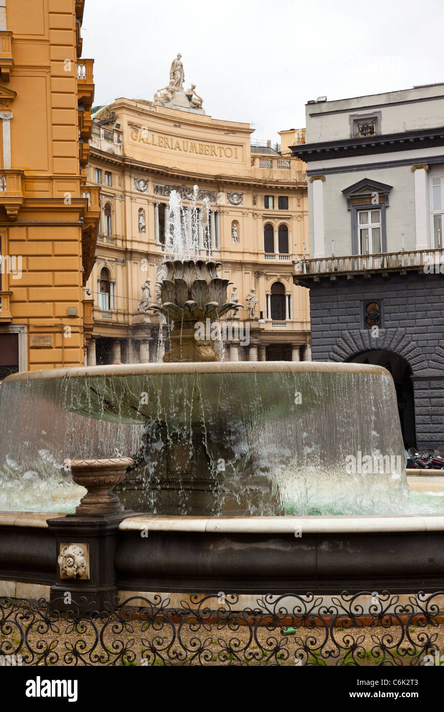 Brunnen auf der Piazza Trento e Trieste Blickrichtung Galleria Umberto ich in Neapel Italien Stockfoto