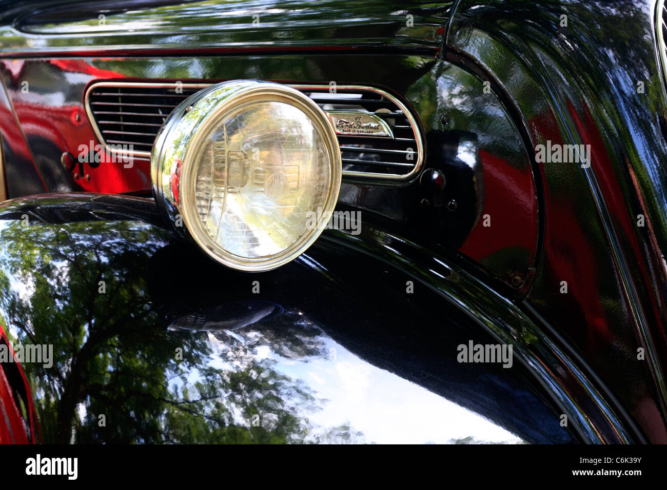 Scheinwerfer auf Oldtimer. Stockfoto