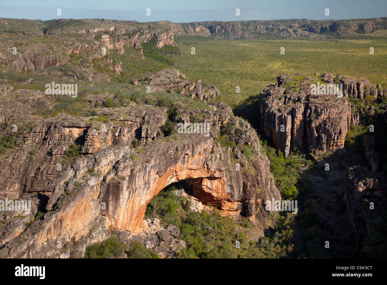 Der Torbogen, Arnhemland Böschung, am Rande des Kakadu-Nationalparks, Arnhemland, Northern Territory, Australien - Antenne Stockfoto
