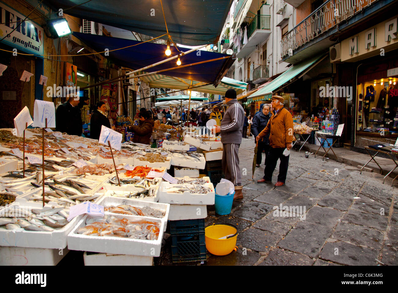 Der Markt der Mercato di Porta Nolana in Neapel Italien. Stockfoto