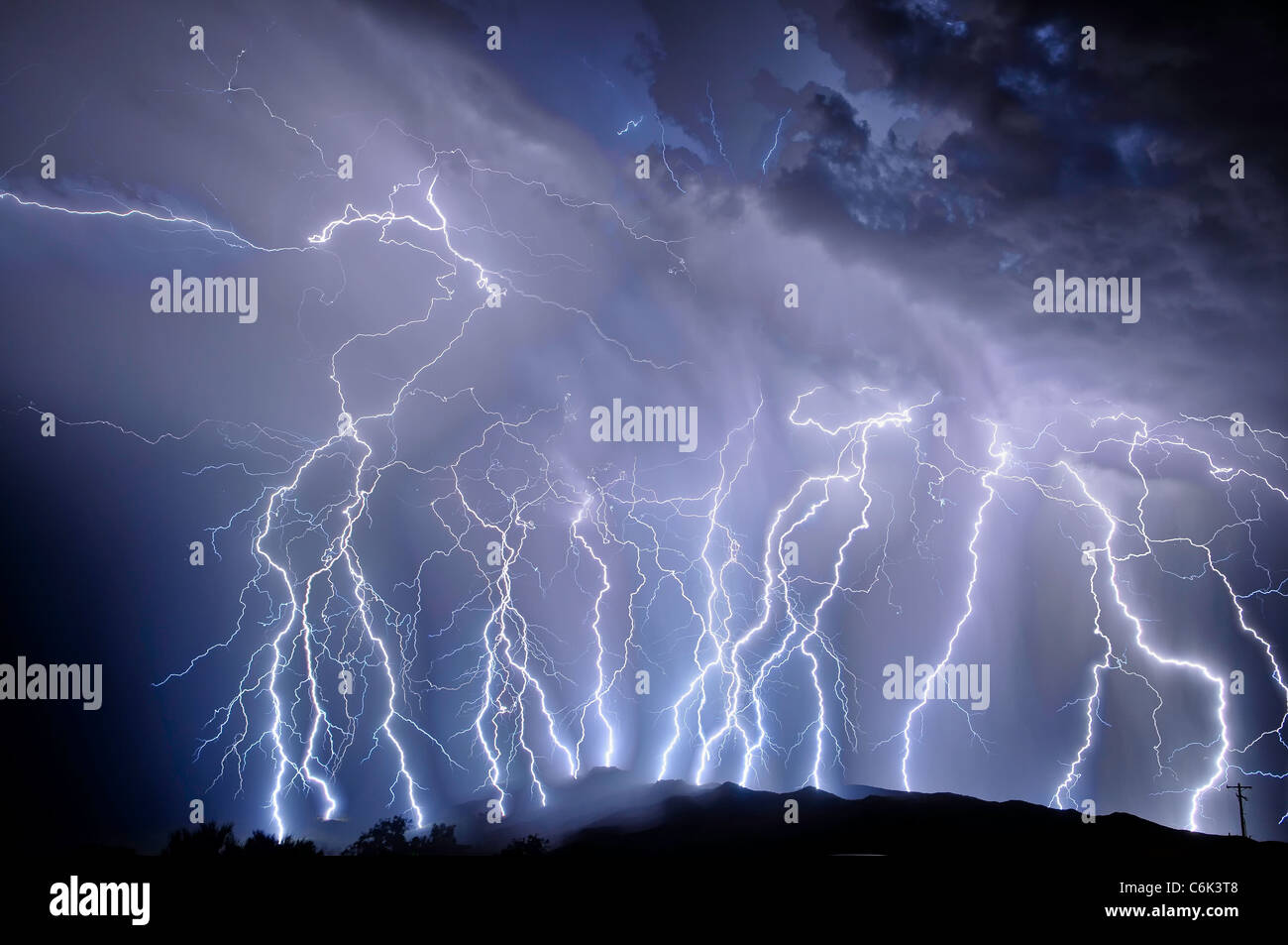 Zeit erlöschen Blitze über Rincon Mountains Stockfoto