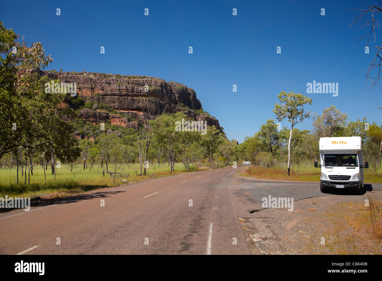 Wohnmobil und Burrunggui (oft fälschlicherweise als Nourlangie Rock), Kakadu-Nationalpark, Northern Territory, Australien Stockfoto