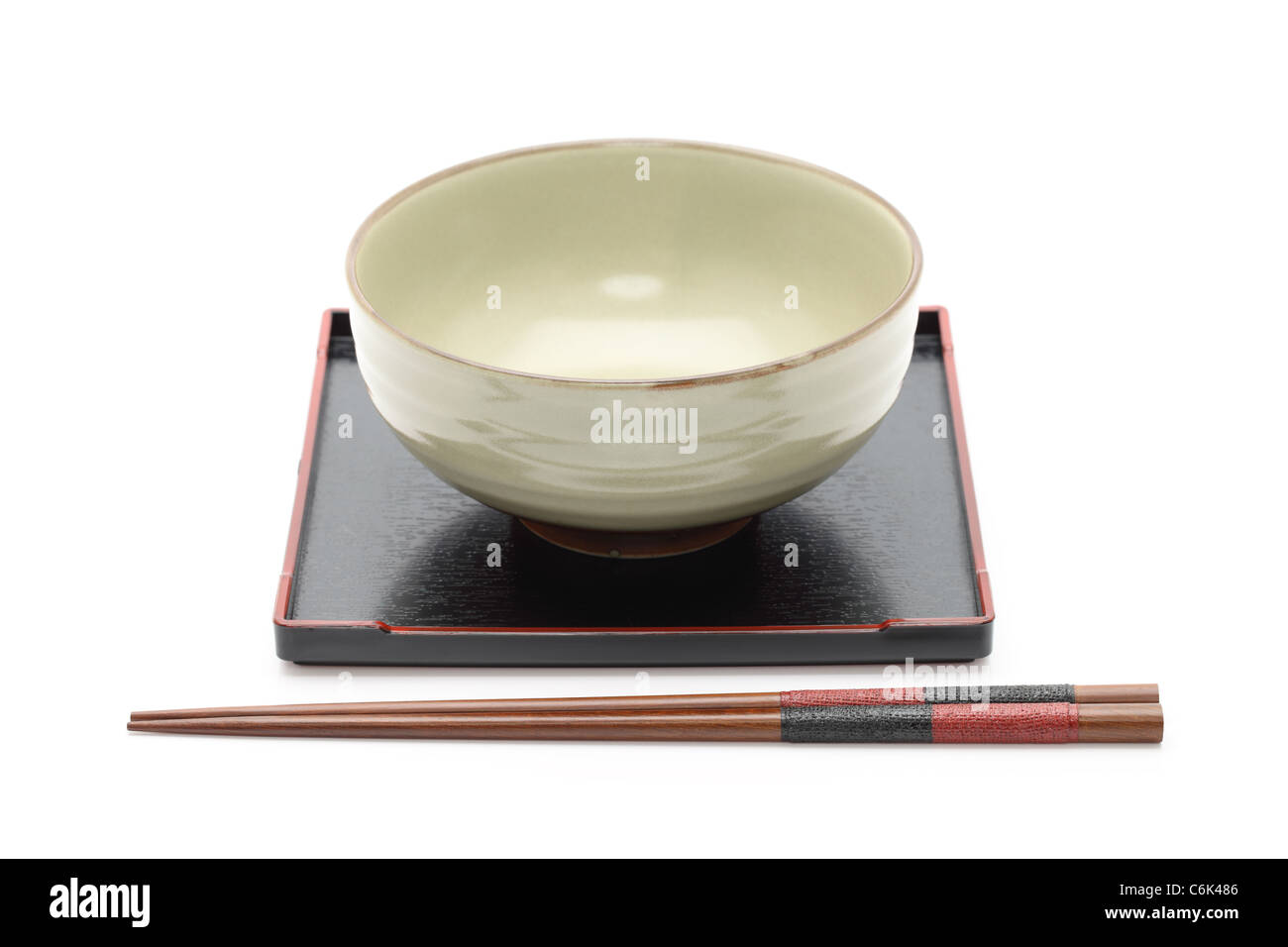 Traditionelle Geschirr aus Japan, Stäbchen und Schüssel auf weißem Hintergrund Stockfoto