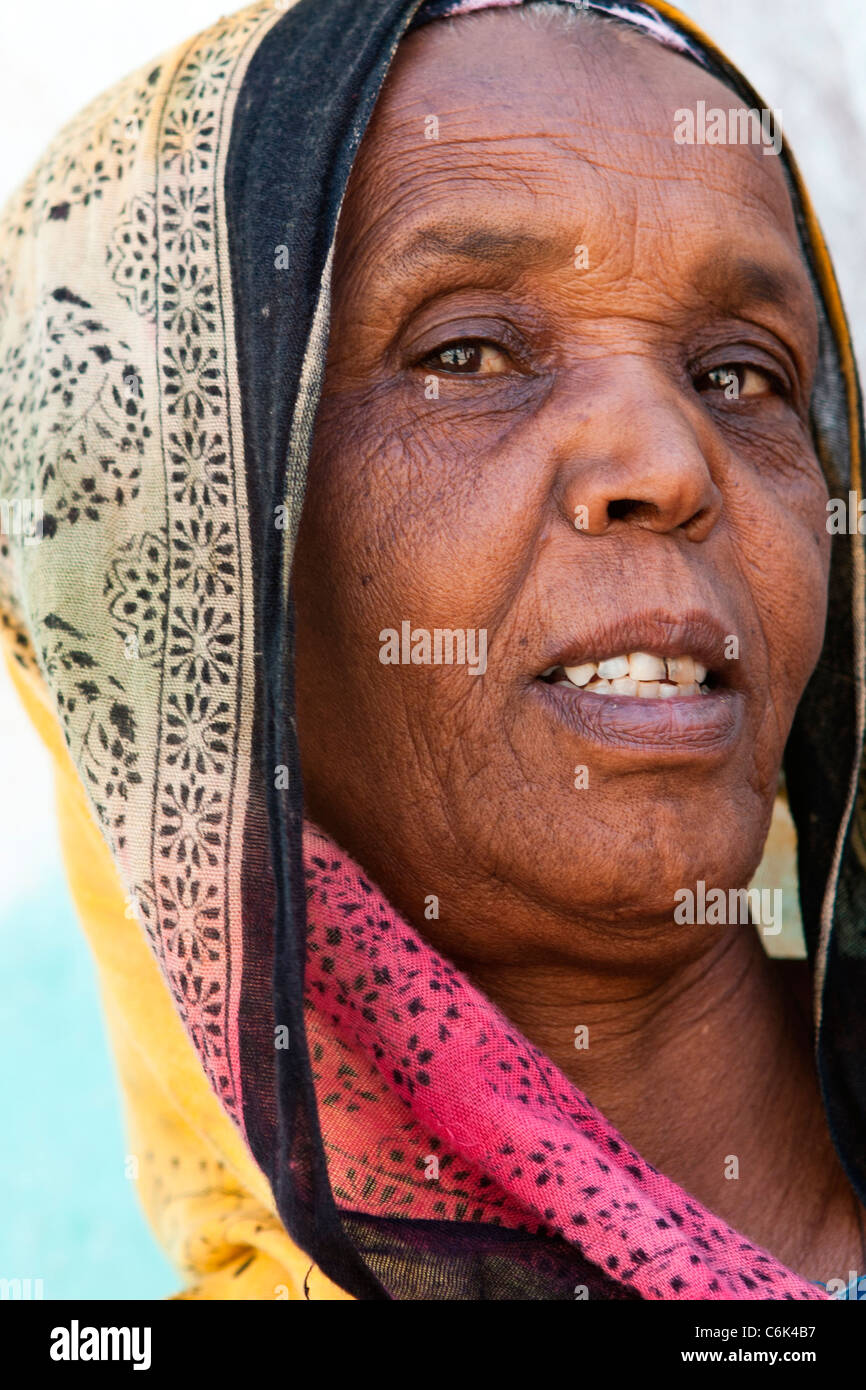 Porträt einer Adare Frau tragen traditionelle bunte Kopftuch in der ummauerten Stadt Harar in Ost-Äthiopien, Afrika. Stockfoto