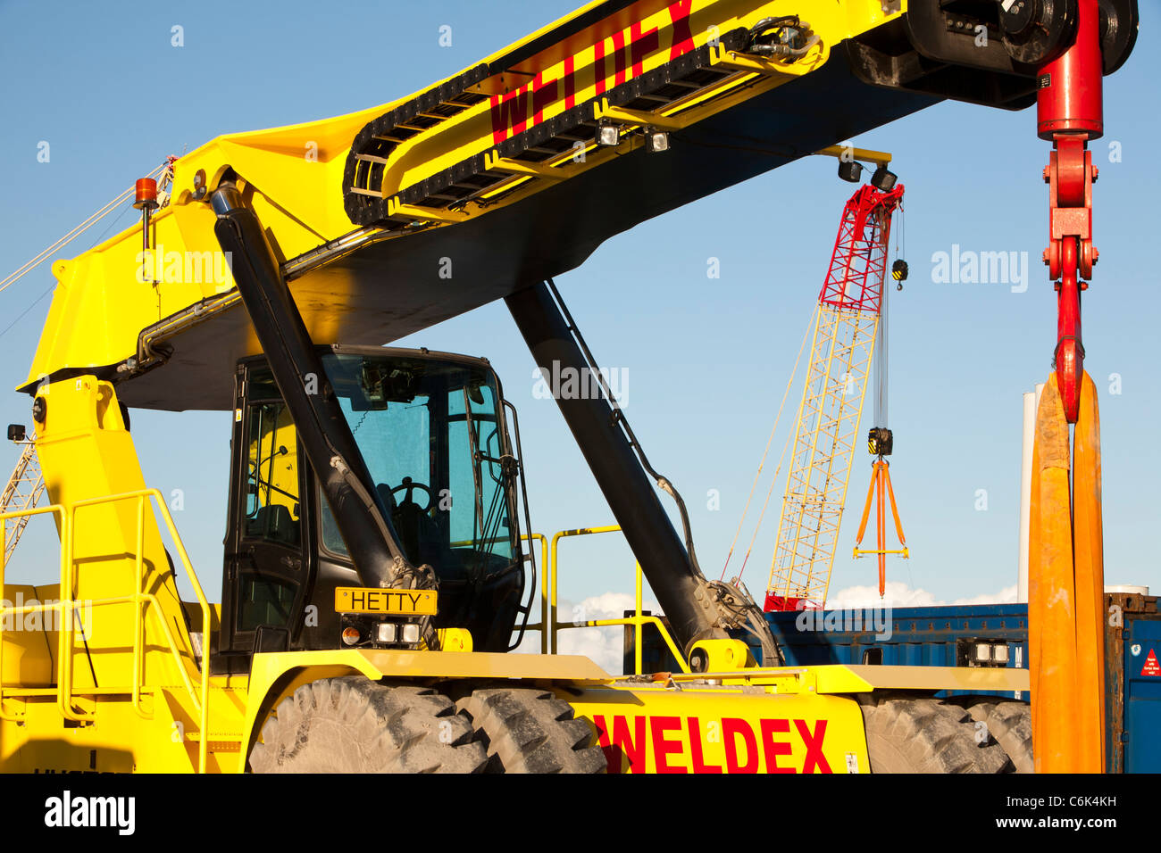 Spezialist für Hebezeuge auf den Docks in Mostyn in Nord-Wales. Stockfoto