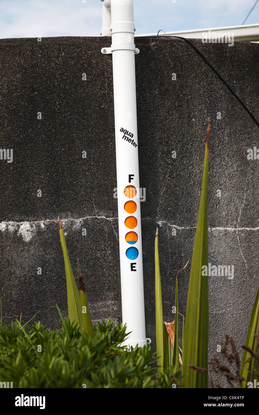 Exterieur des einen Brauchwasserspeicher und Aqua messen, Messung der Wasserstand im Tank. Northland, Neuseeland. Stockfoto