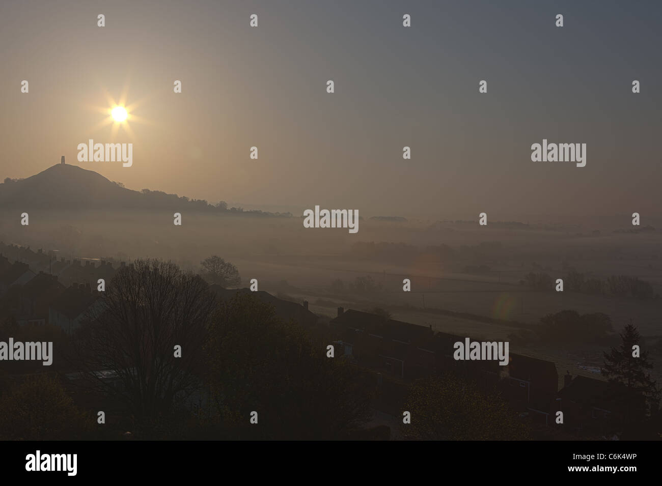 Sonnenaufgang über Glastonbury Torr und die nebligen Somerset Levels Wearyall Hill entnommen Stockfoto