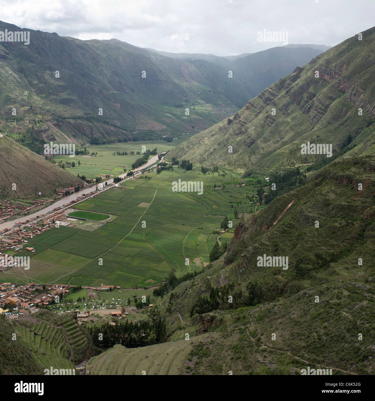 Erhöhte Ansicht eines Dorfes in Pisac, Heiliges Tal, Region Cusco, Peru Stockfoto