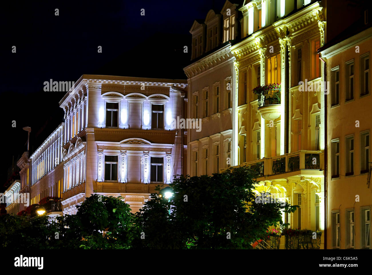 Karlovy Vary Hausfassaden Nacht - Karlovy Vary Fassade bei Nacht 01 Stockfoto