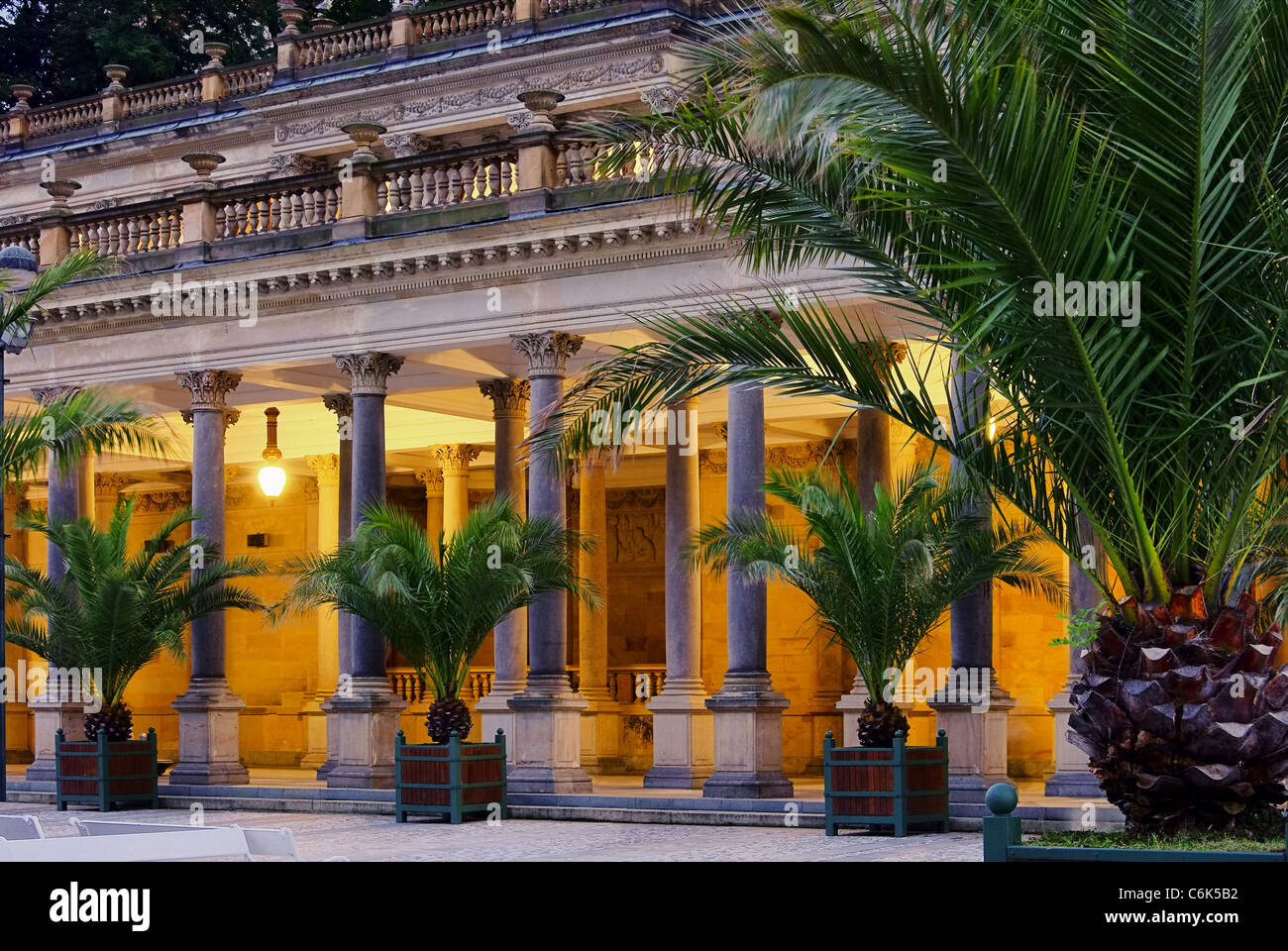 Muehlenkollonade Nacht Karlovy Vary - Karlsbad Mühlenkolonnade Nacht 05 Stockfoto