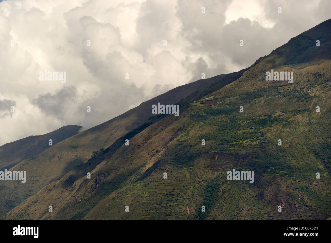 Wolken über einer Bergkette, Sacred Valley, Region Cusco, Peru Stockfoto