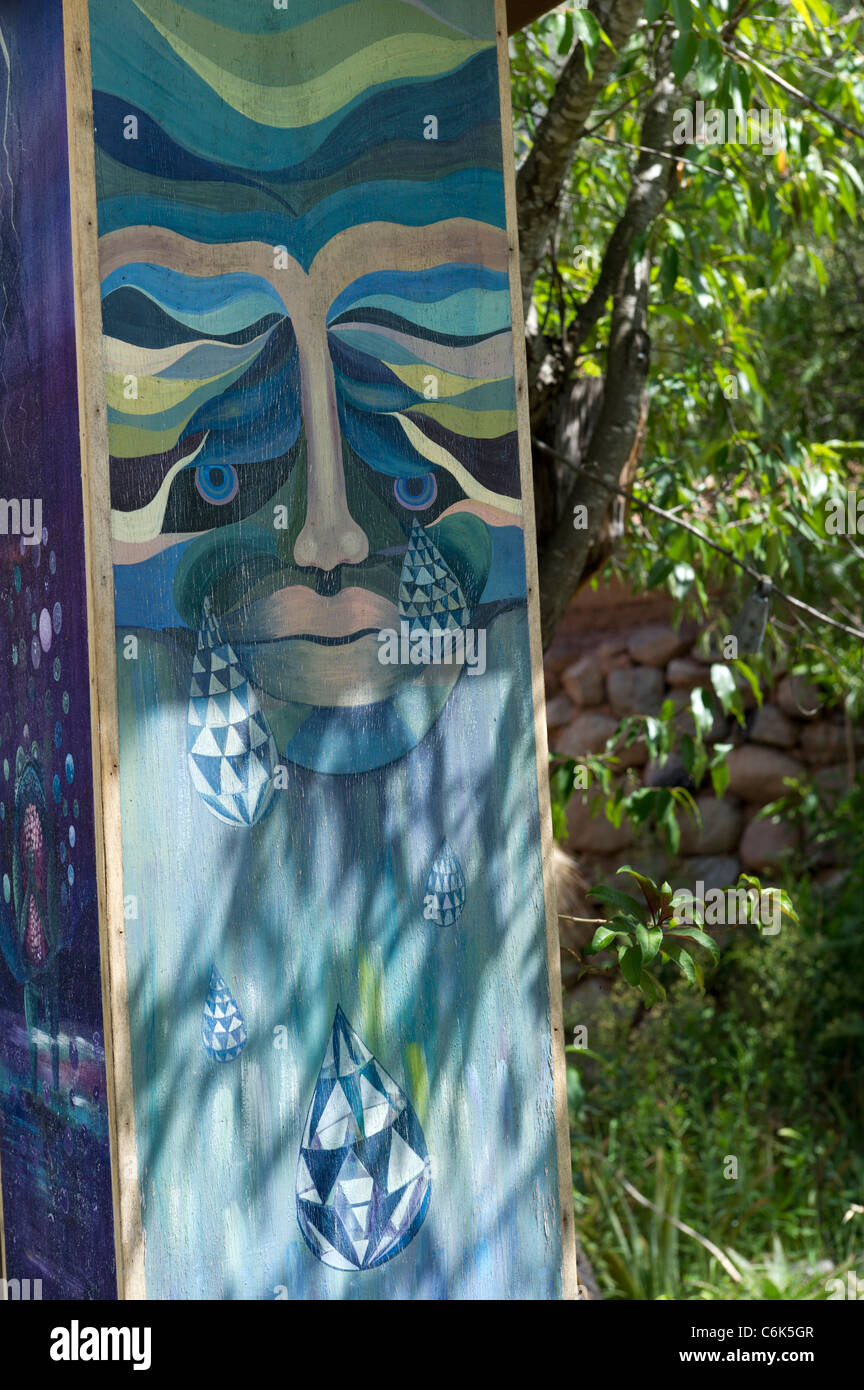 Holzskulptur in einem Gästehaus, Willka Tika, Heiliges Tal, Region Cusco, Peru Stockfoto