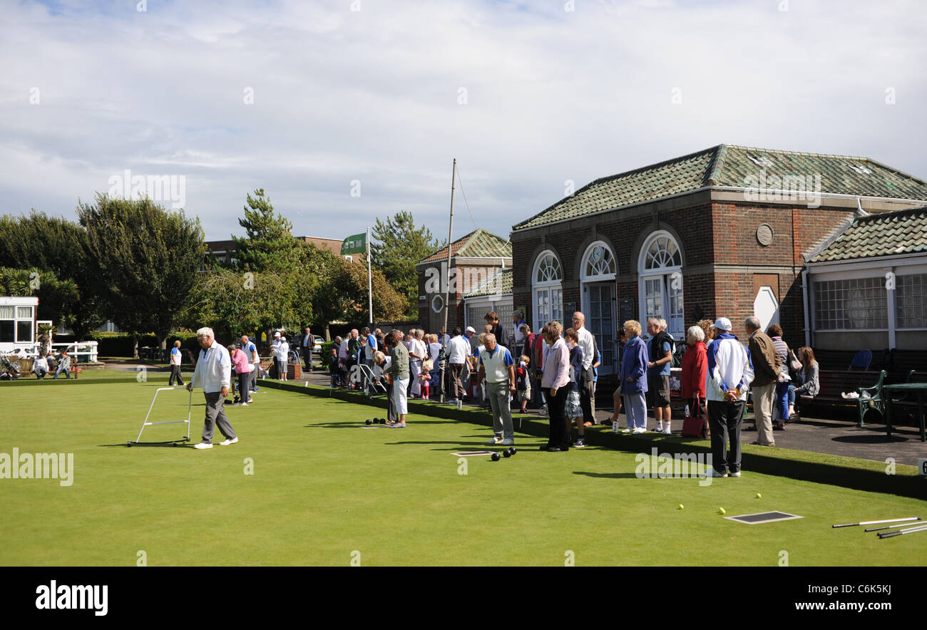 Expert Kegler Unterweisung für Neulinge im Worthing Marine Gärten Bowls Club in Worthing West Sussex UK Stockfoto