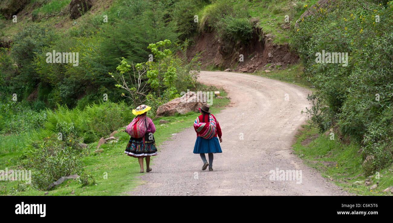 Frauen gehen auf einem Feldweg, Sacred Valley, Region Cusco, Peru Stockfoto