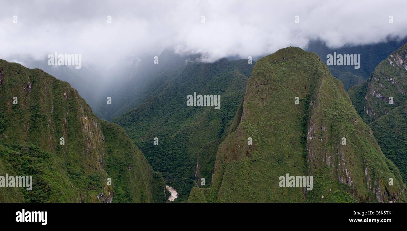 Wolken über den Bergen in die verlorene Stadt der Inkas, Machu Picchu, Region Cusco, Peru Stockfoto