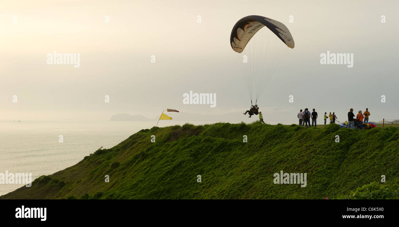 Touristen Paragliding, Av De La Aviacion Miraflores District, Provinz Lima, Peru Stockfoto
