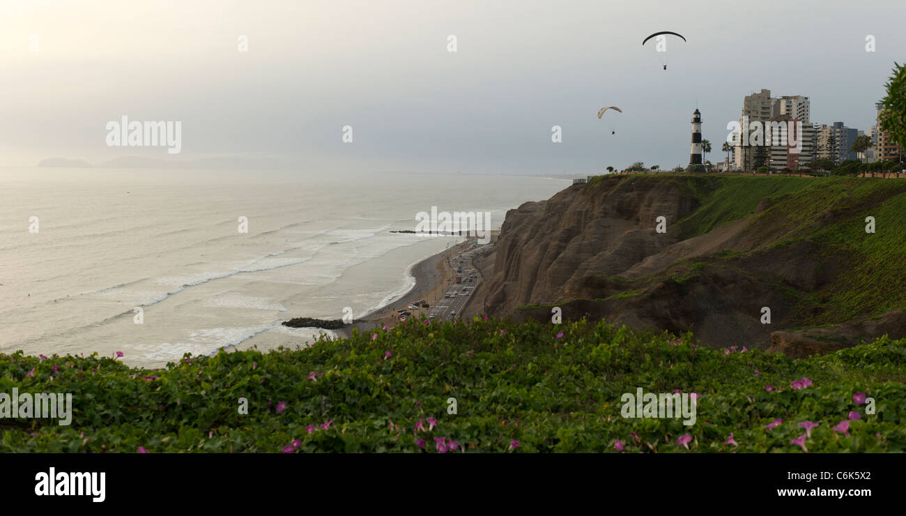 Touristen Paragliding, Av De La Aviacion Miraflores District, Provinz Lima, Peru Stockfoto