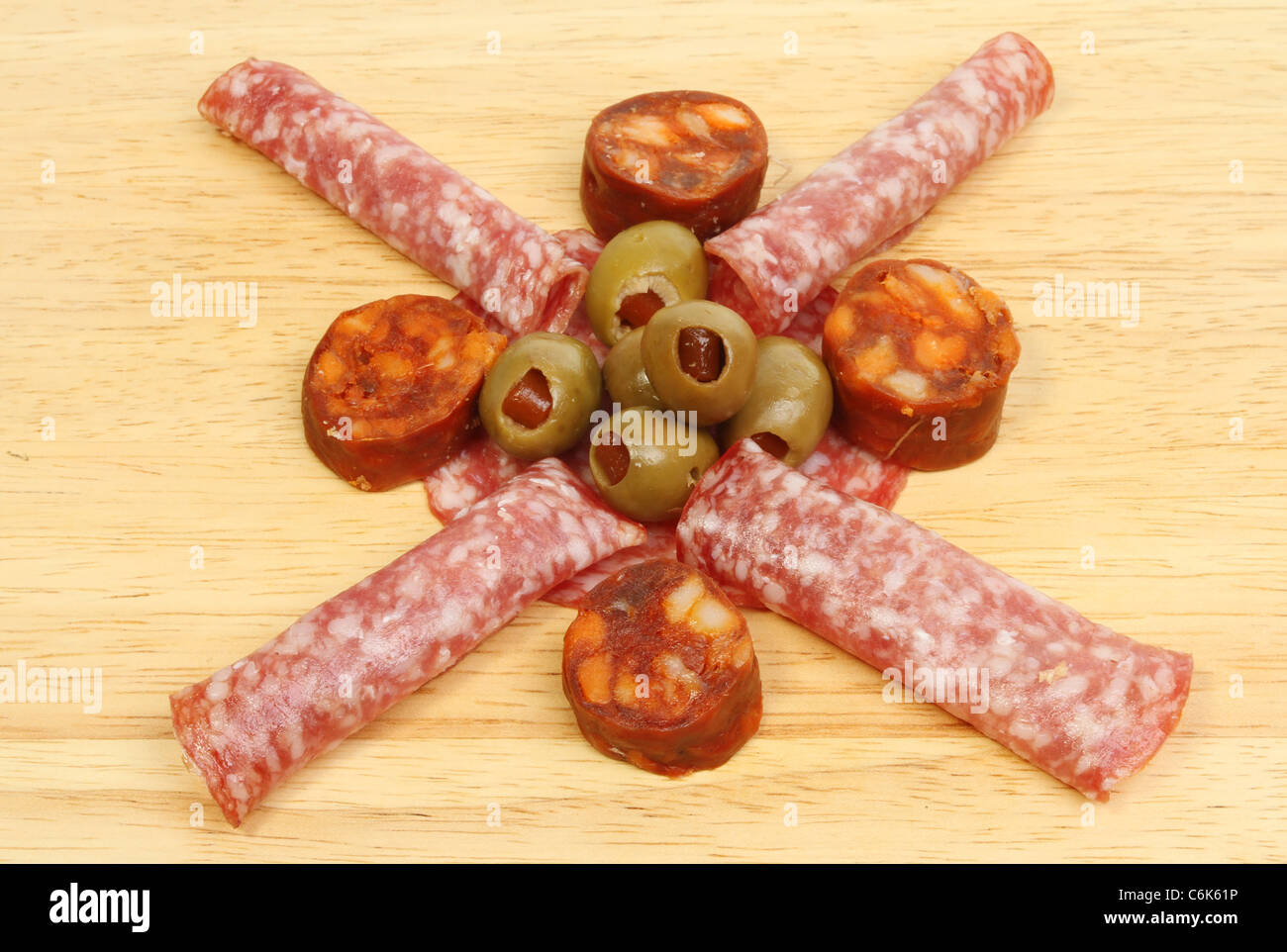 Salami Chorizo Wurst und Oliven auf einem Holzbrett Stockfoto