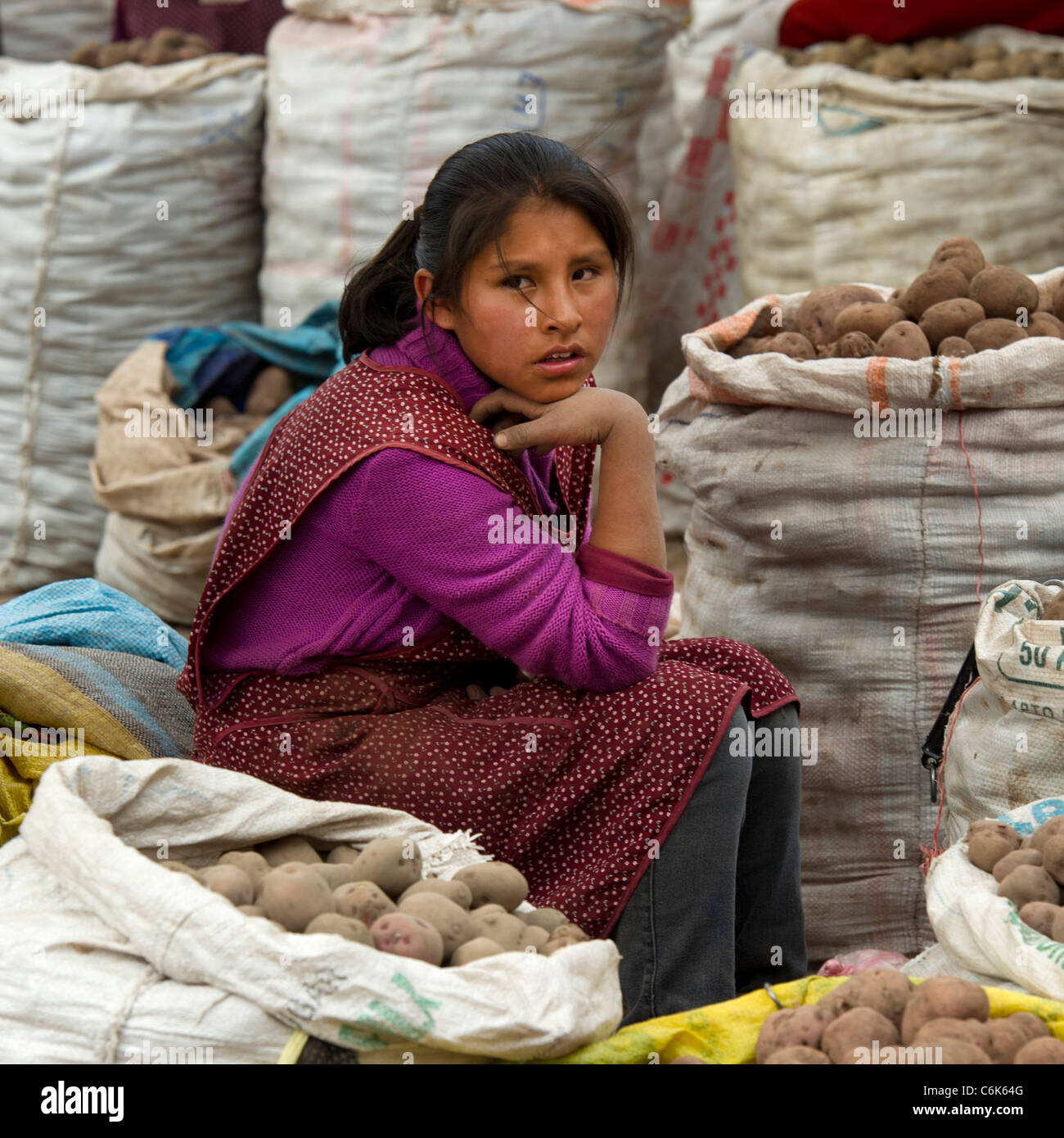 Teenager-Mädchen verkaufen Kartoffeln am Sonntagsmarkt, Pisac, Cuzco, Peru Stockfoto