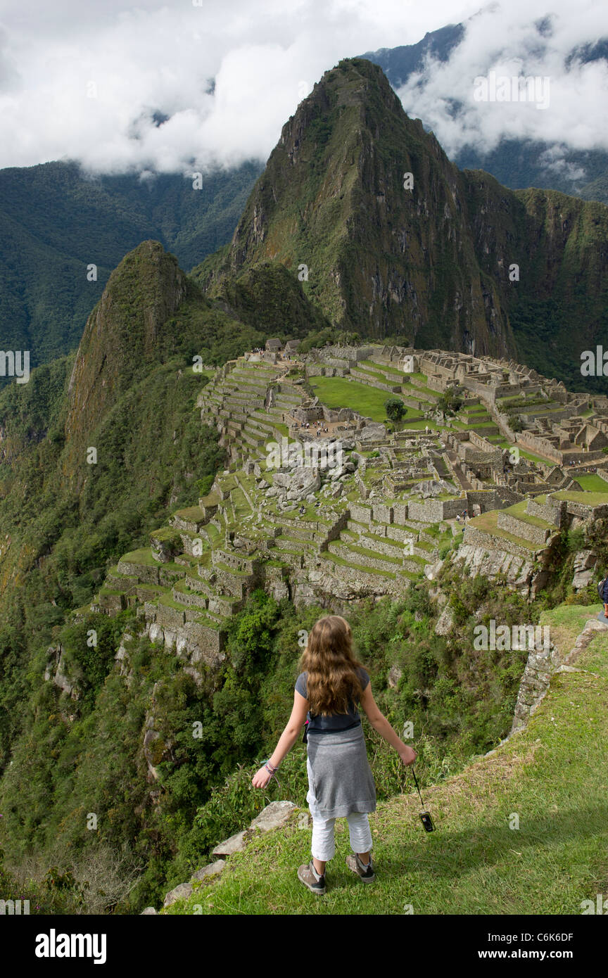 Rückansicht eines Mädchen an die verlorene Stadt der Inkas, Machu Picchu, Cusco Region, Peru Stockfoto