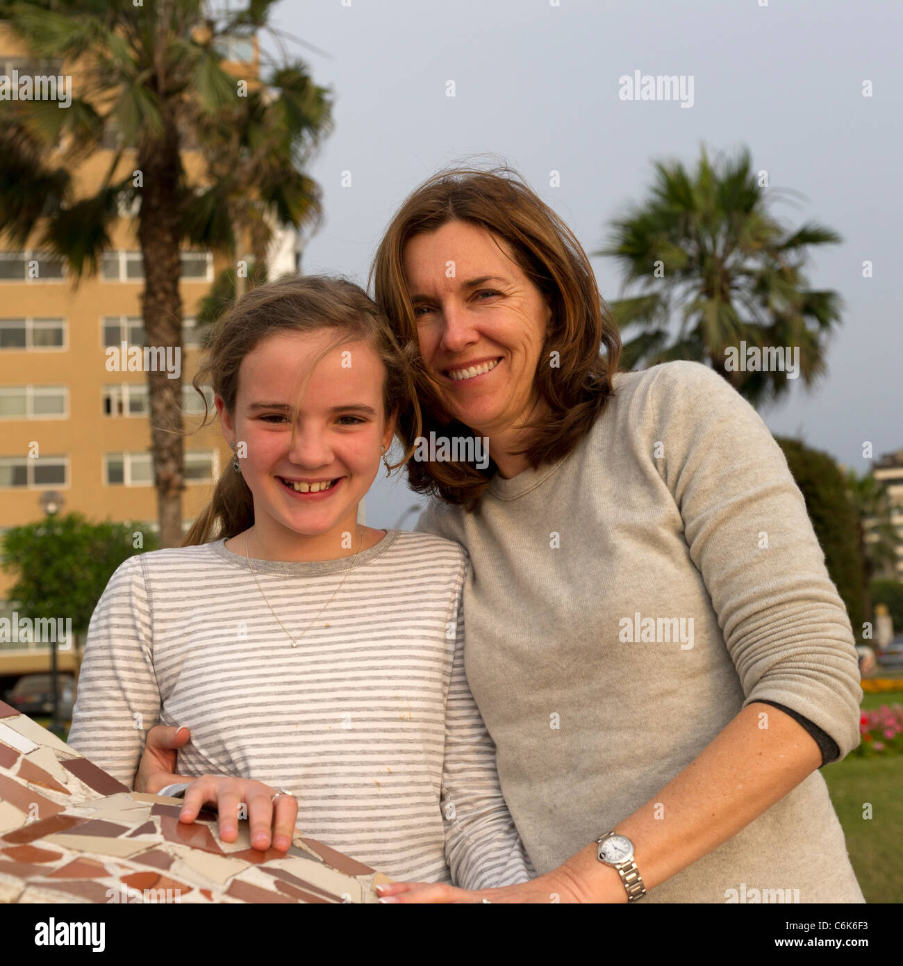 Frau mit ihrer Tochter im El Parque del Amor, av de la aviacion, Miraflores, Lima, Peru Stockfoto