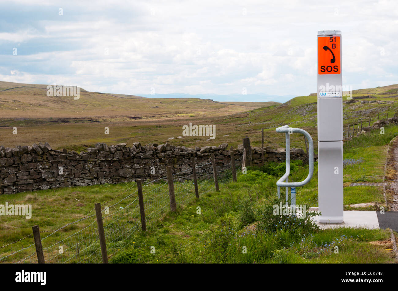 Notfalltelefon neben der A66 Straße überqueren den North Pennines. Stockfoto