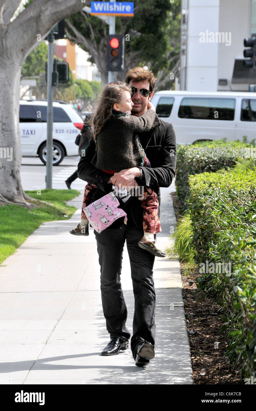 Dylan McDermott und Charlotte Rose McDermott Dylan McDermott nimmt seine Tochter von der Schule in Santa Monica, Los Angeles, Stockfoto