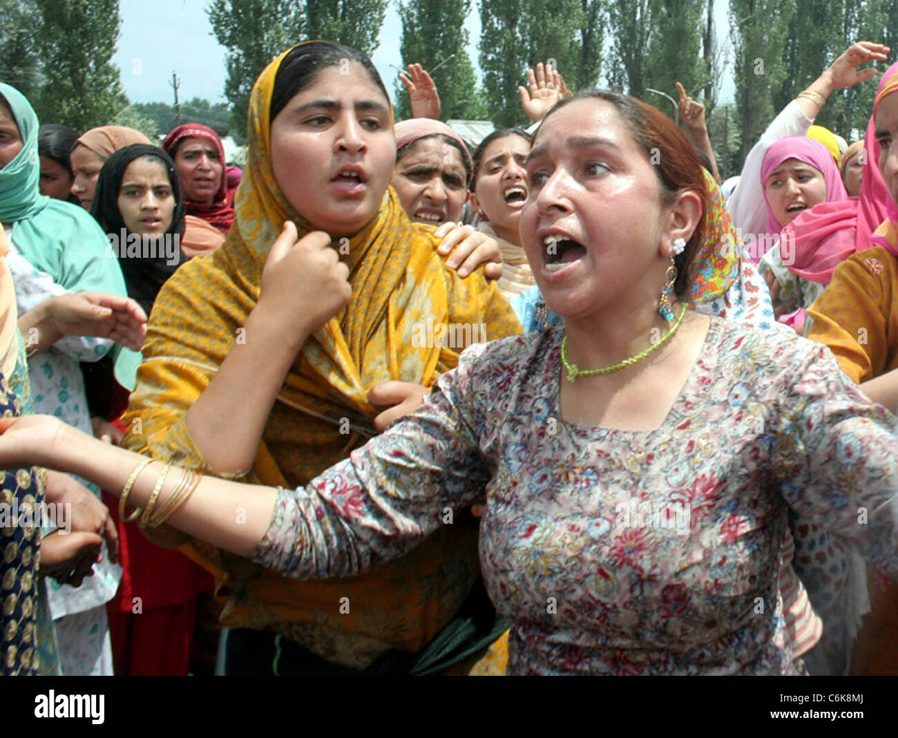 Kashmiri Frau trauern bei der Beerdigung von Lone Meraj-Ud-Din, der von Sicherheitskräften getötet wurde, während einer Protestaktion in Srinagar, der Stockfoto