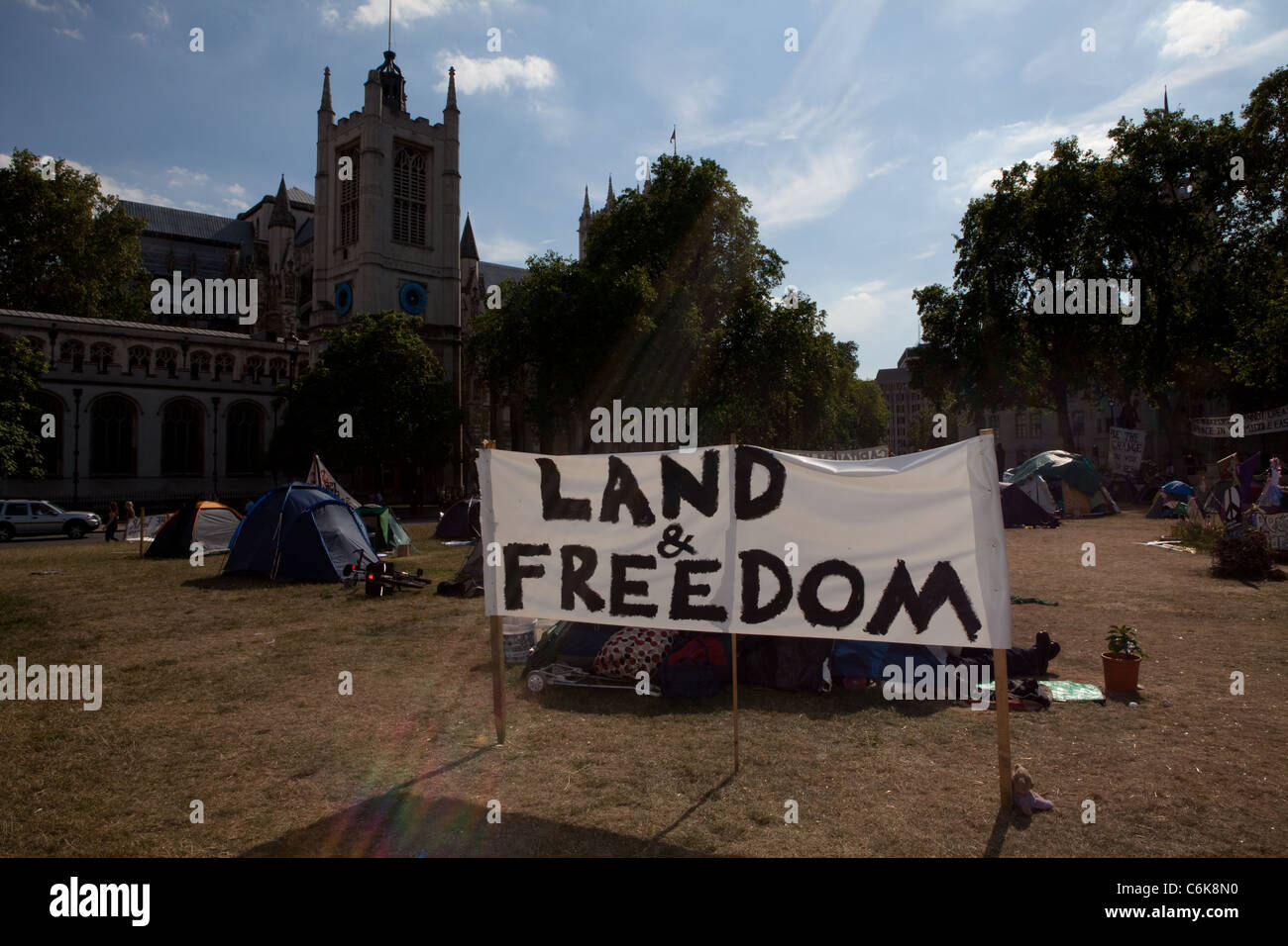 Ein Banner reading "Land und Freiheit" wird hier im Dorf Demokratie Friedenscamp gesehen. Stockfoto