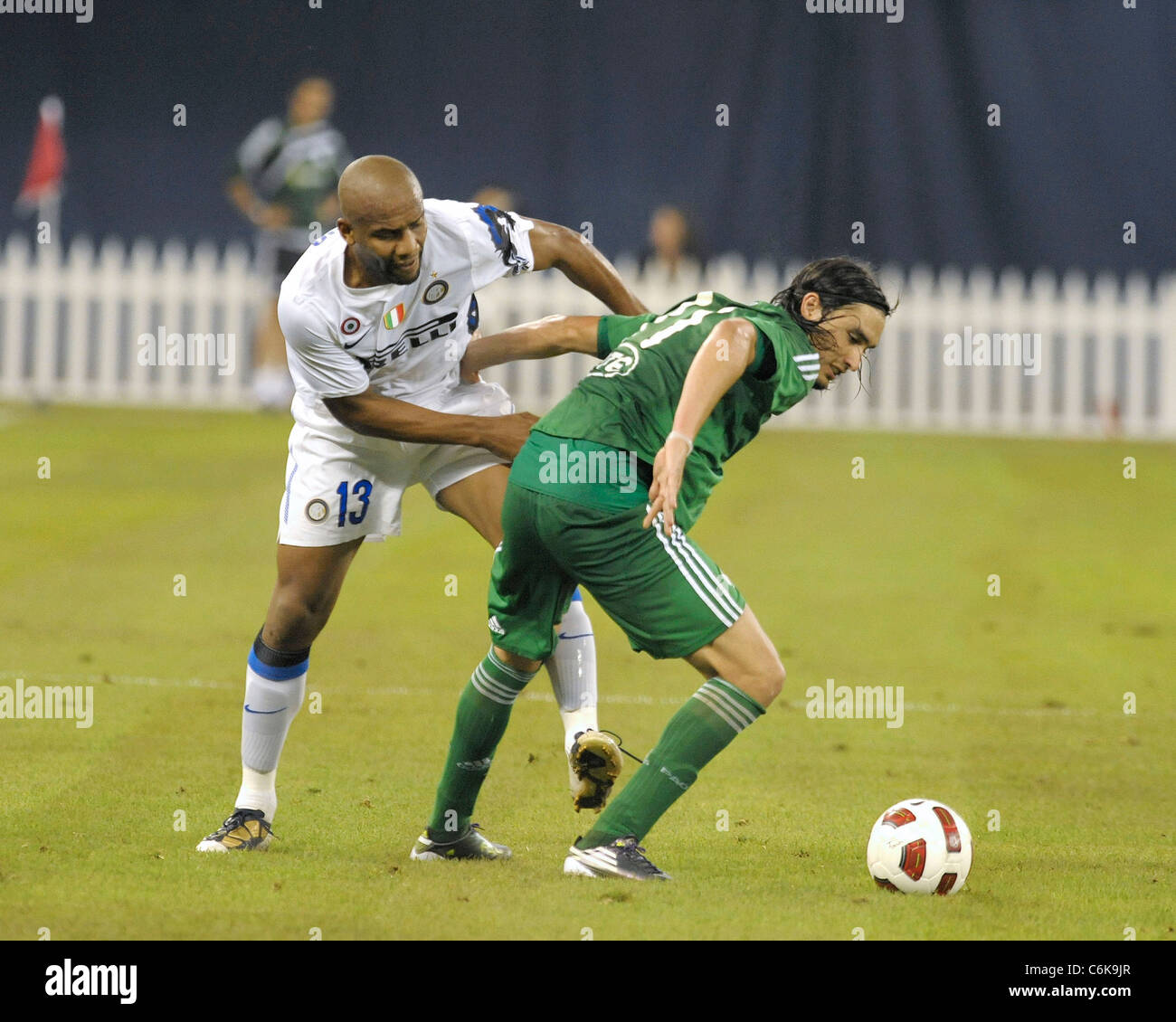 Maicon Douglas Sisenando (13) von Inter Mailand, Inter Sebastian Eduardo Leto (11) von Panathinaikos, "Clash of the Champions", Stockfoto