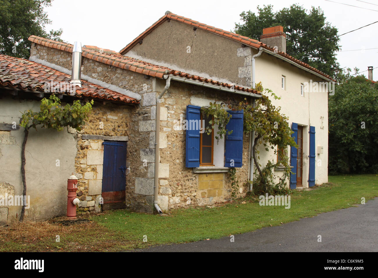 Blauen Fensterläden auf einer Hütte in Poitou Charente Stockfoto