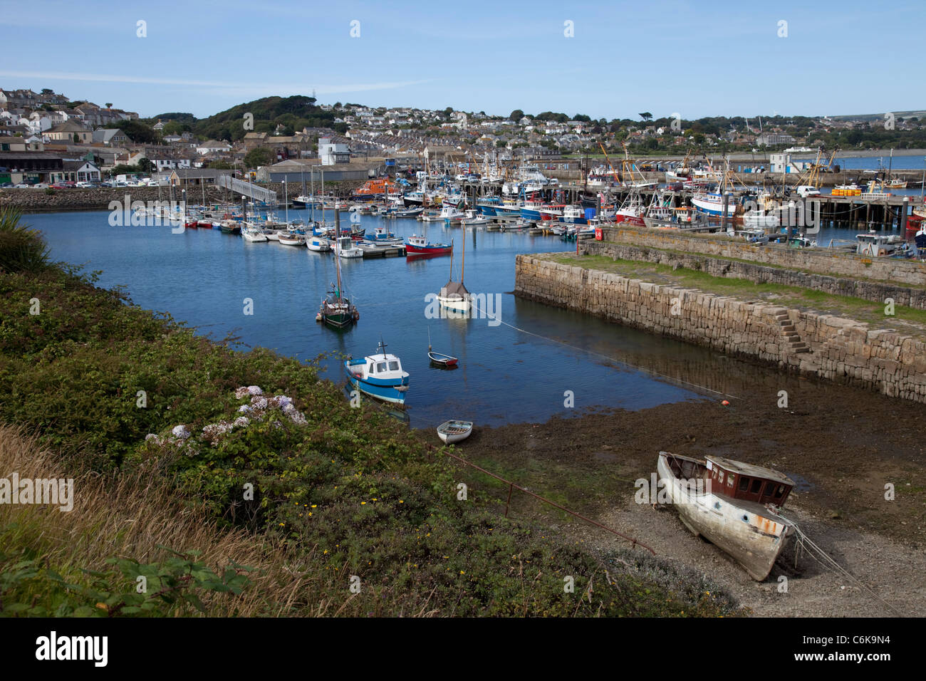 Angeln, Boote und Sportboote Newlyn Harbour mit Stadt im Hintergrund Cornwall UK Stockfoto