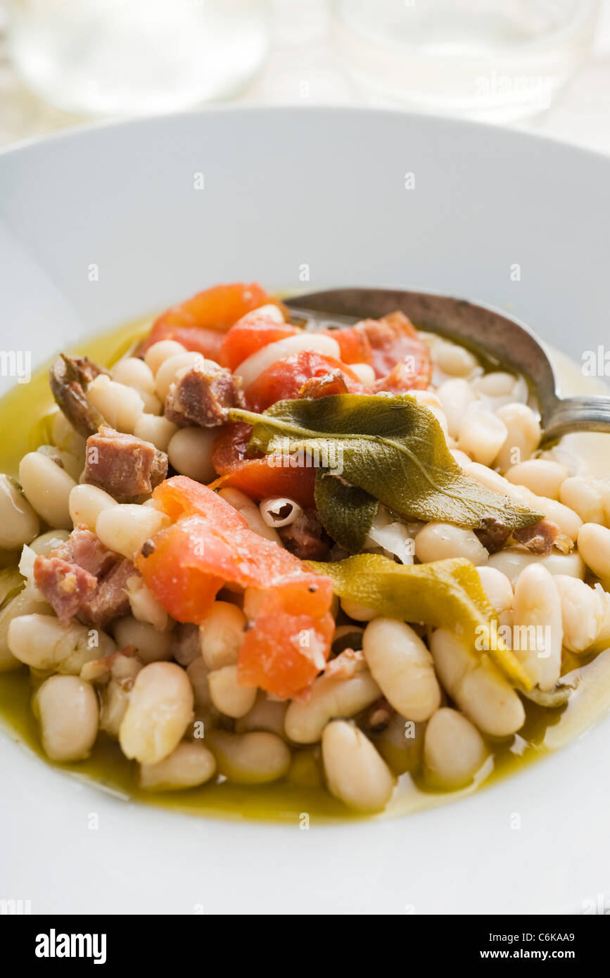 Weiße Bohnen mit Serrano-Schinken Stockfoto