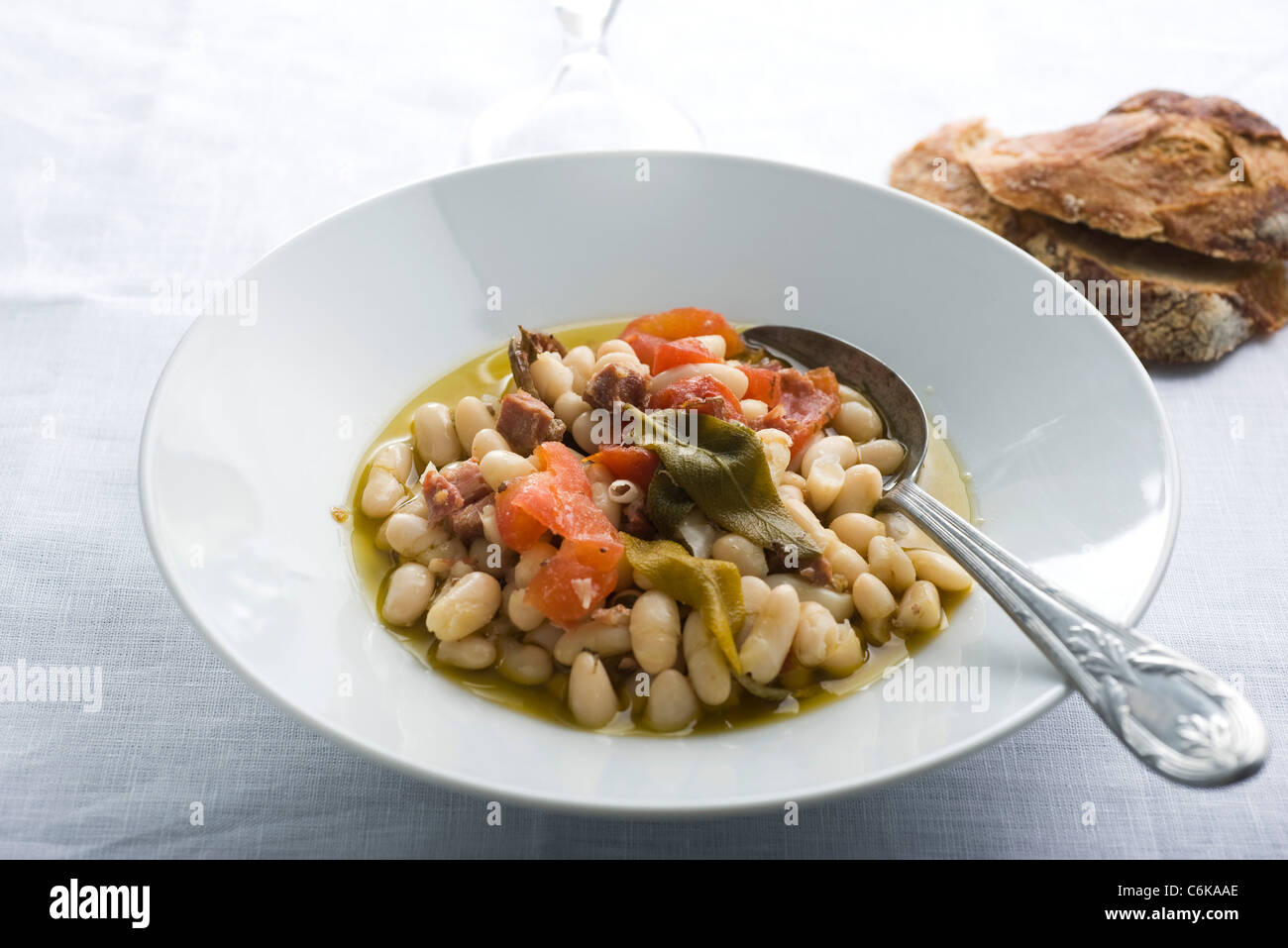 Weiße Bohnen mit Serrano-Schinken Stockfoto