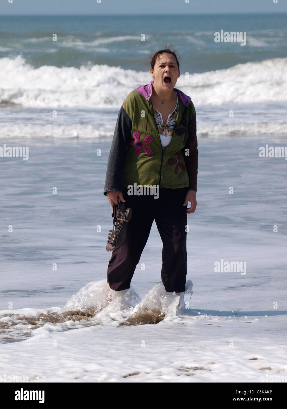 Frau auf der Suche schockiert, nachdem er von einer Welle, Cornwall, UK erwischt Stockfoto