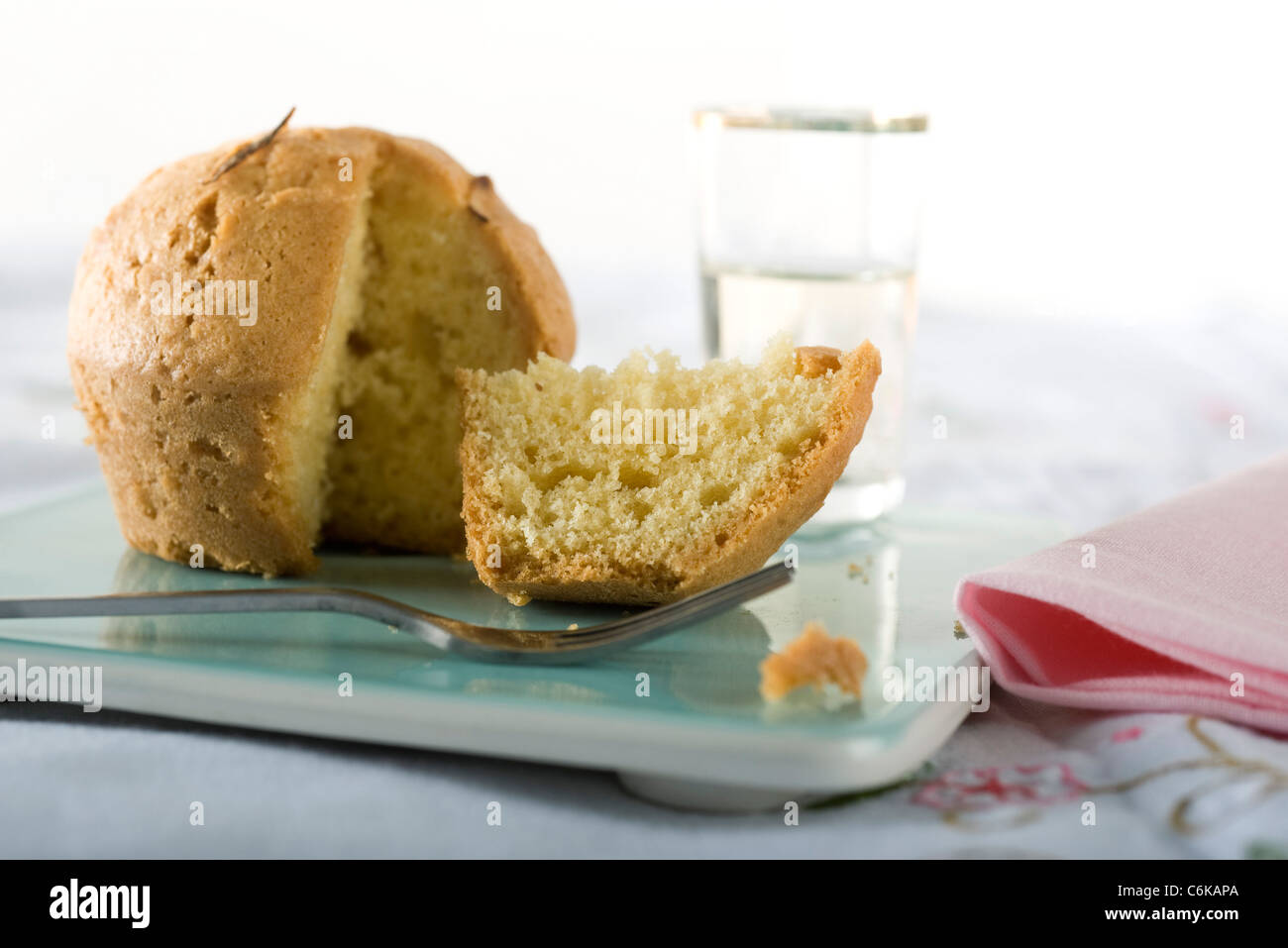 Zitrone Muffin auf dem Silbertablett serviert Stockfoto