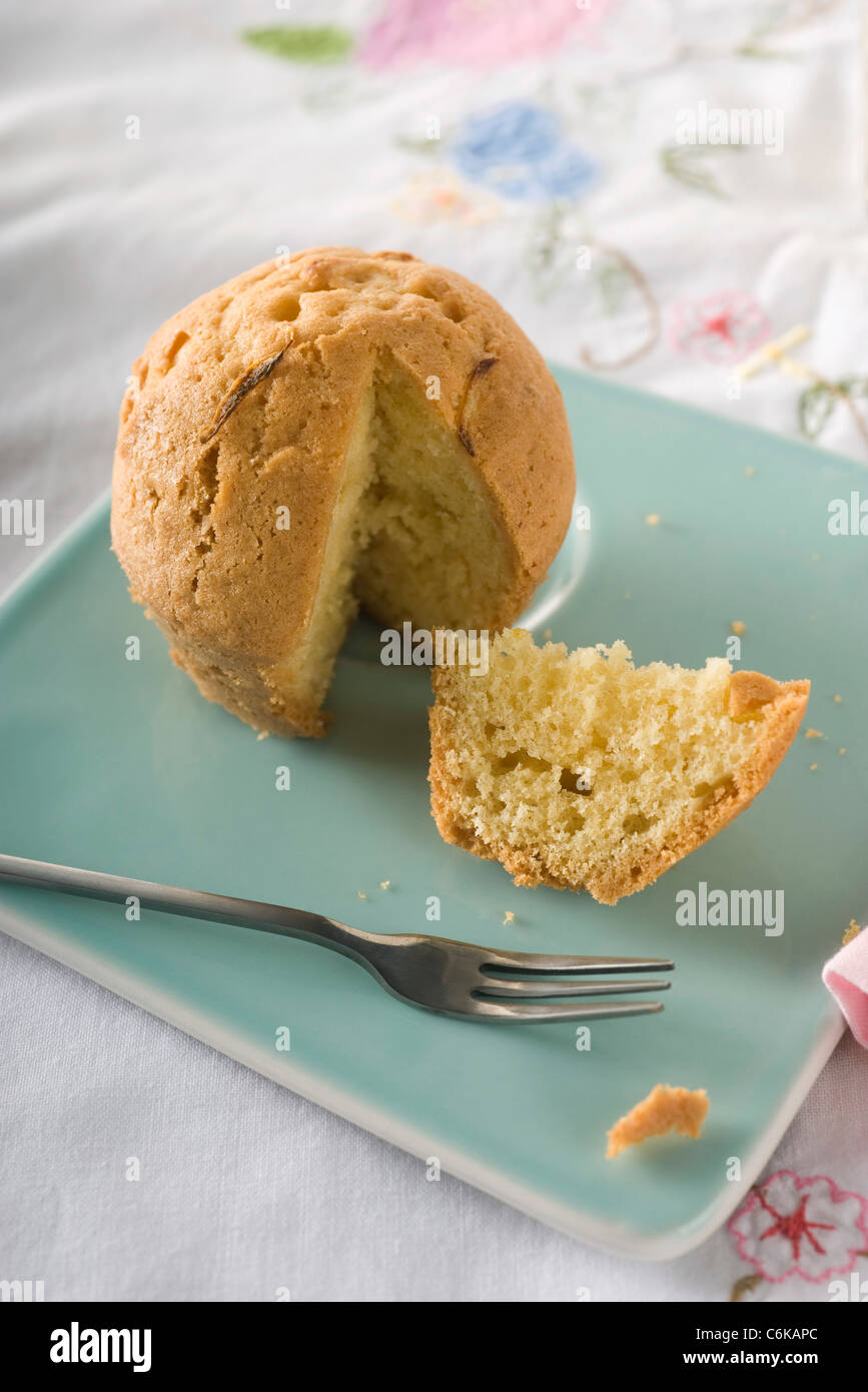 Zitrone Muffin auf dem Silbertablett serviert Stockfoto
