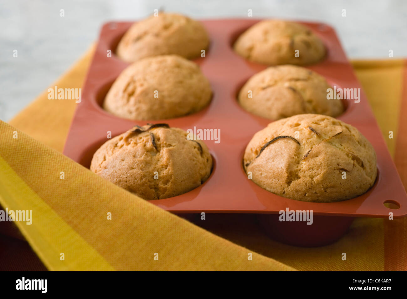 Frisch gebackene Muffins Zitrone in Silizium Muffinblech Stockfoto