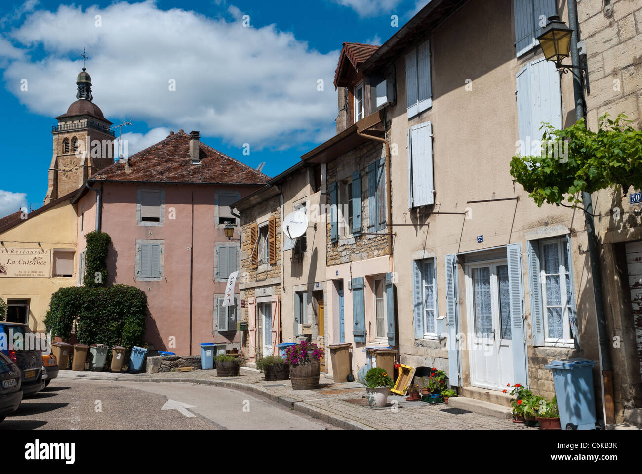 Traditionelle Häuser in der Stadt Arbois in Frankreich Stockfoto