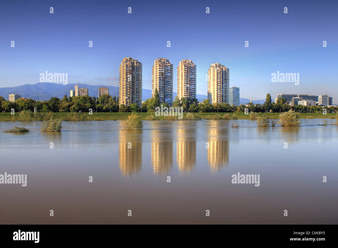 Wohngebäude in der kroatischen Hauptstadt Zagreb und Reflexionen über den Fluss Sava als Wasserstand hoch war Stockfoto