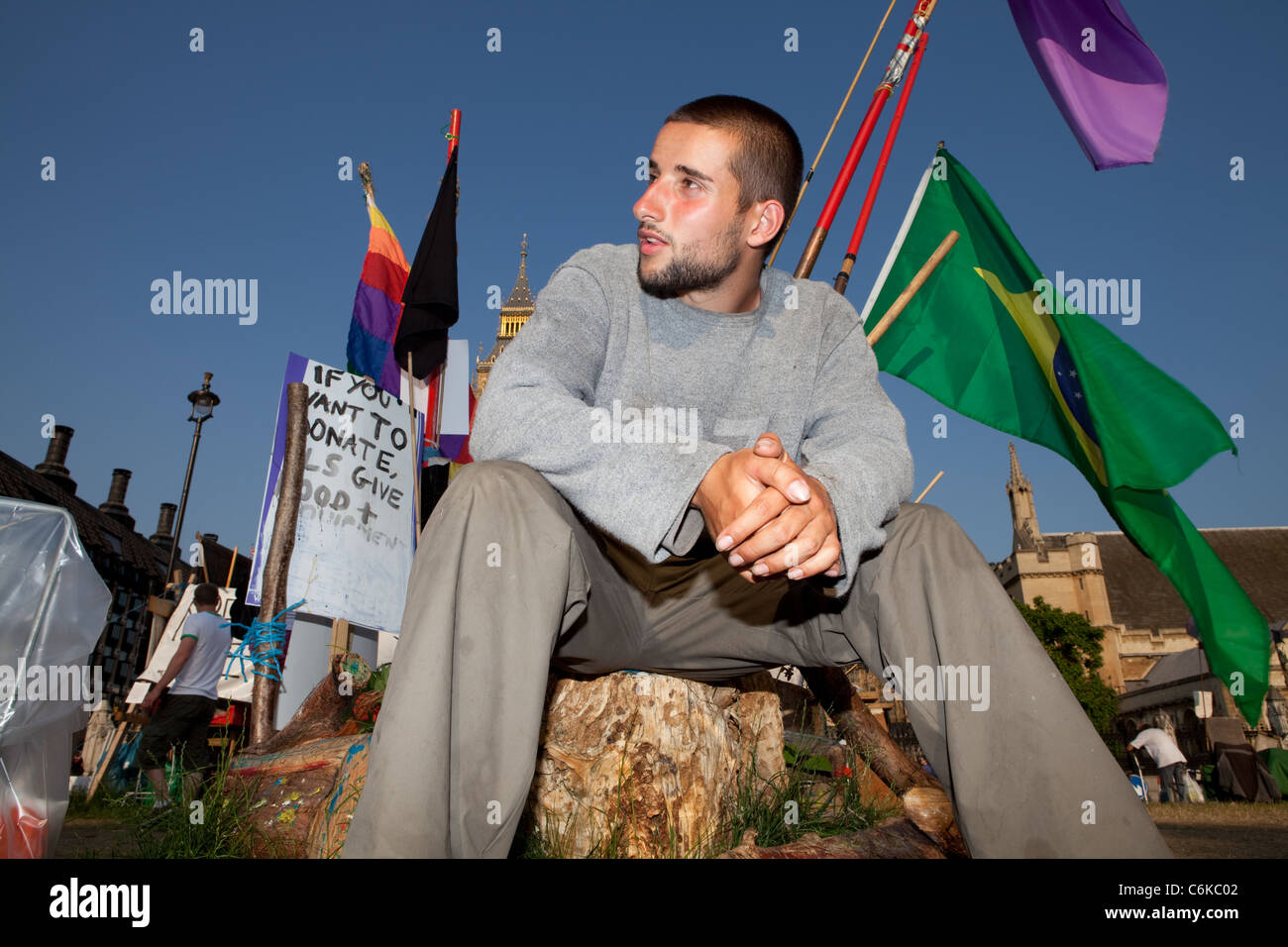 Aktivist Yan ist hier Demokratie Village mit Fahnen und Big Ben im Hintergrund zu sehen. Stockfoto