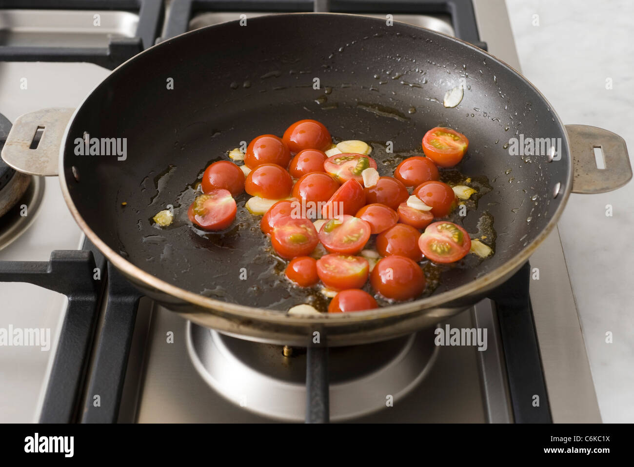 Radiatore mit Auberginen, Tomaten und Basilikum Stockfoto